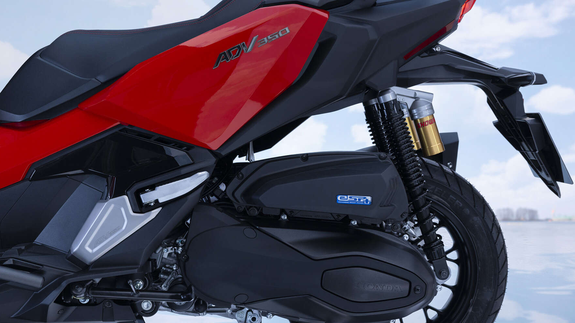 Vue latérale du Honda ADV 350 stationné