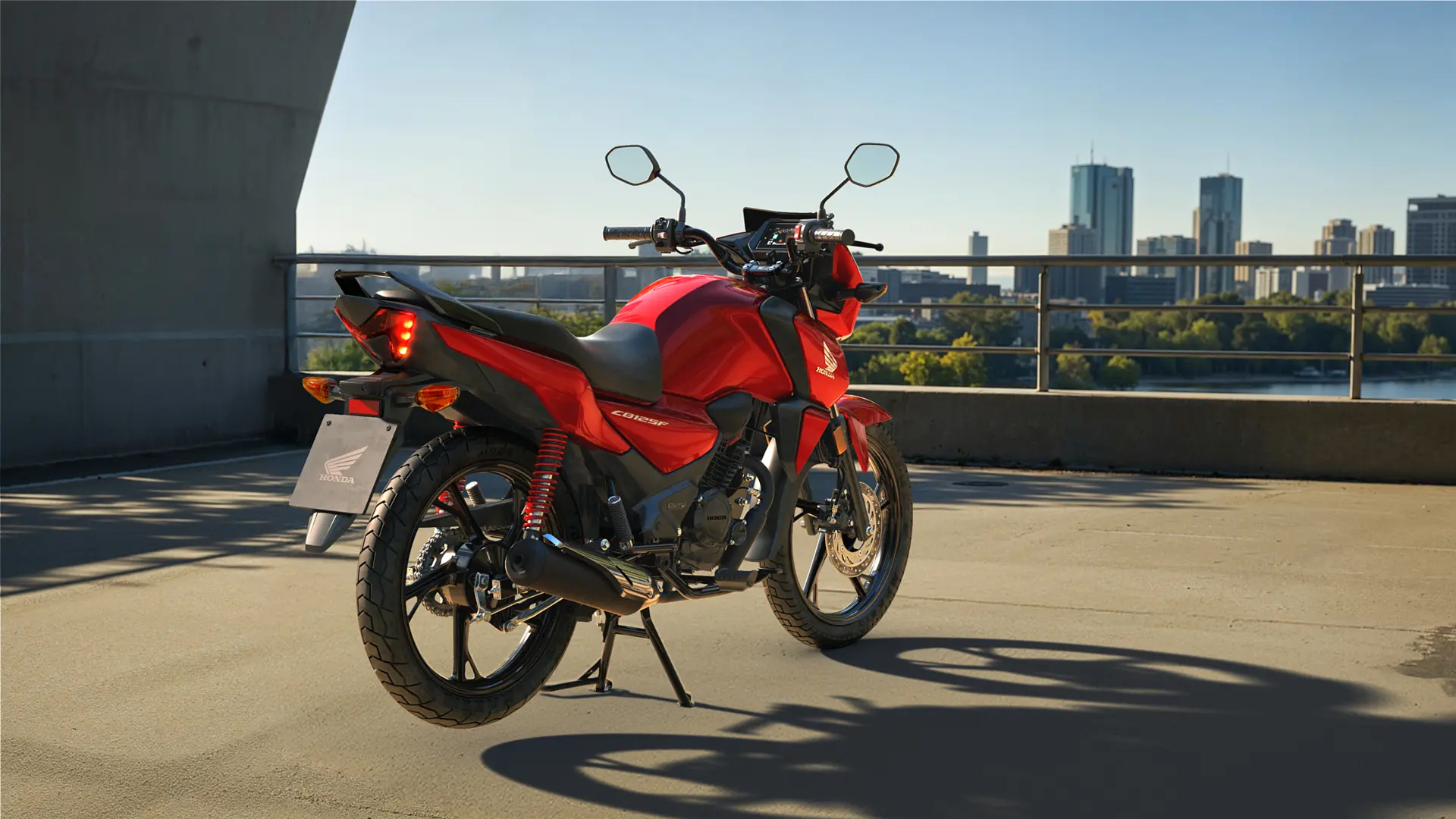 Honda CB125F en action sur une route urbaine