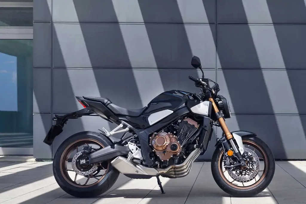 Vue latérale de la Honda CB650R sur route