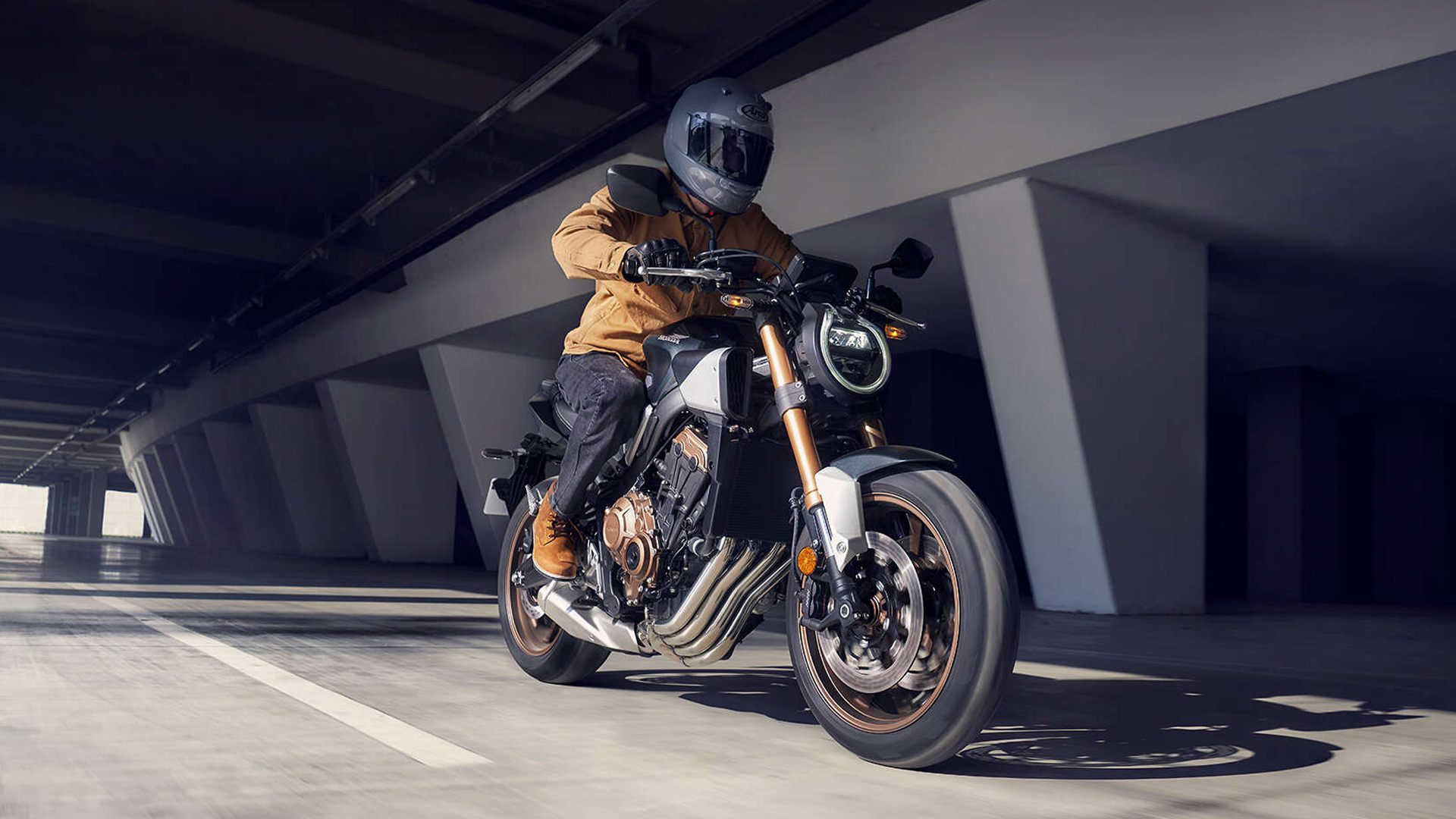 Vue de trois-quarts avant de la Honda CB650R, mettant en valeur son design