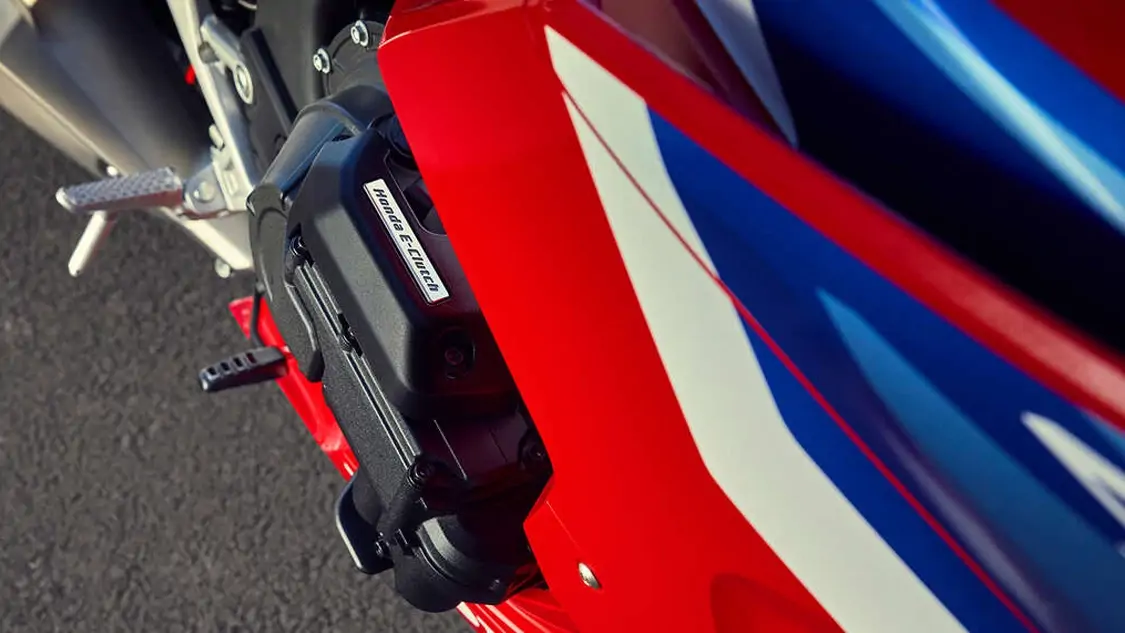 Gros plan sur le phare avant LED de la Honda CBR500R