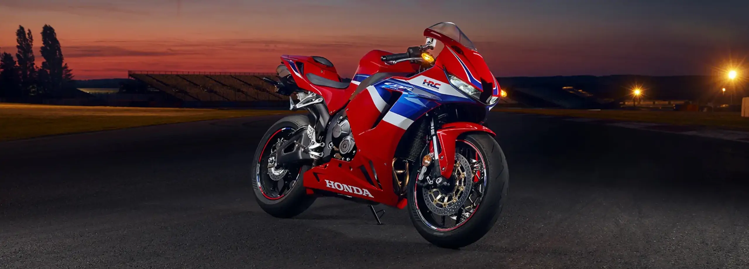 Honda CBR600RR vue de trois-quarts avant sur piste