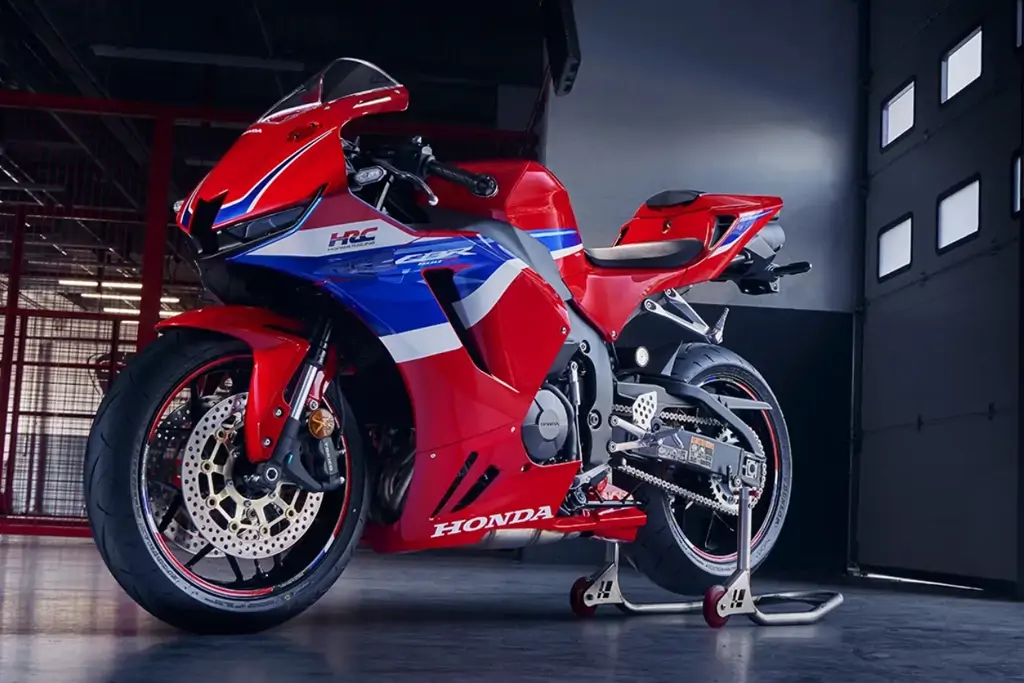 Vue latérale de la Honda CBR600RR sur circuit