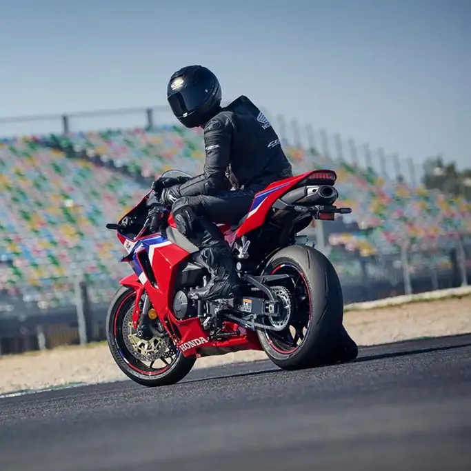 Honda CBR600RR en action sur route sinueuse