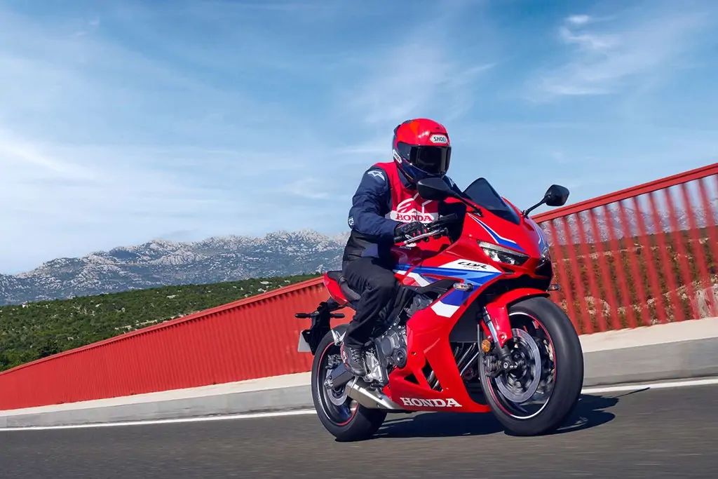 Vue latérale dynamique de la Honda CBR650R sur route