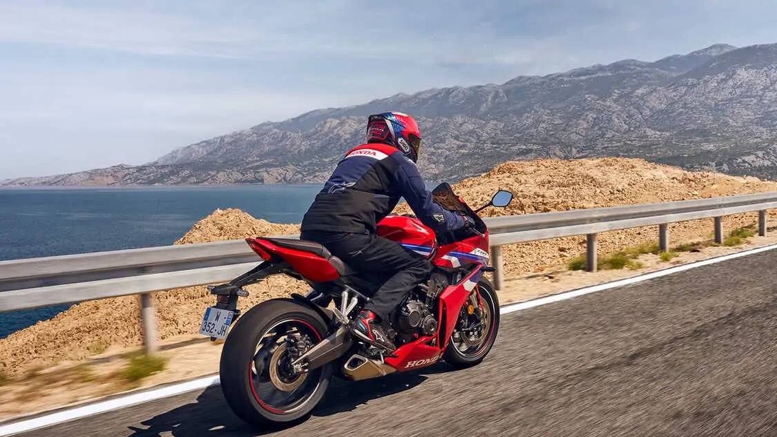 Détail du phare avant LED de la Honda CBR650R