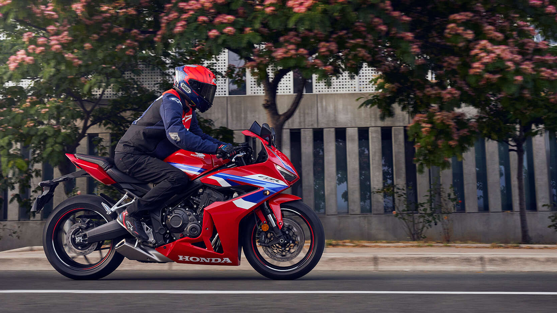Honda CBR650R rouge vue de trois-quarts avant