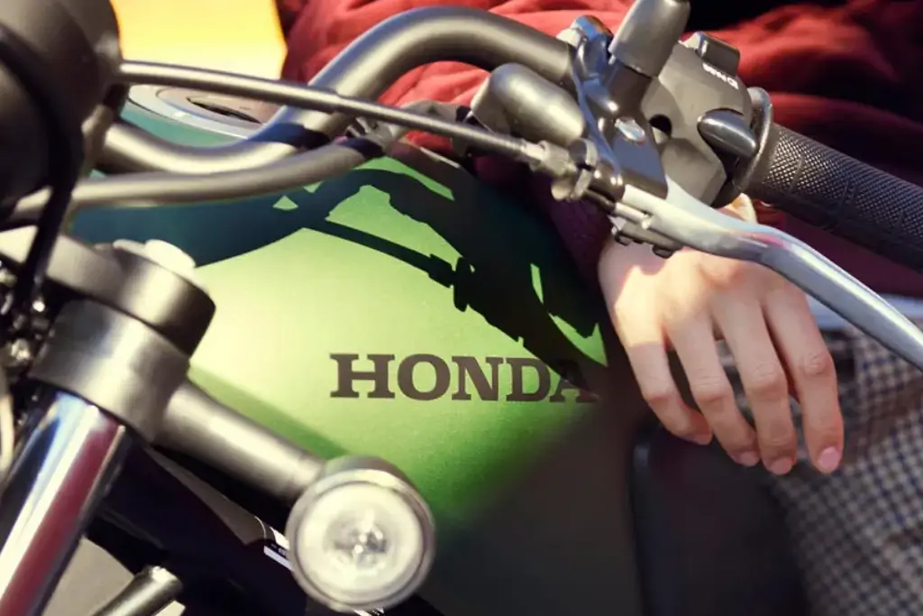 Vue latérale de la Honda CL500 en coloris bleu sur route
