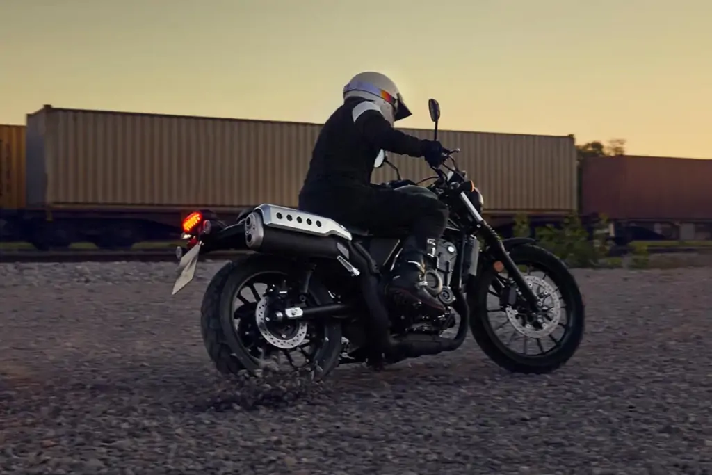 Détail du moteur de la Honda CL500 avec finition noire