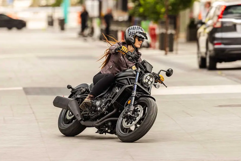 Vue latérale de la Honda CMX1100 Rebel sur route