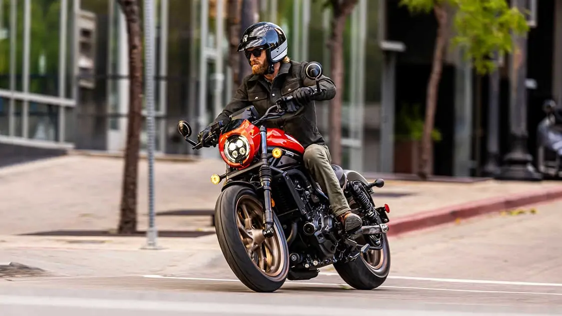 Honda CMX1100 Rebel en stationnement, vue arrière