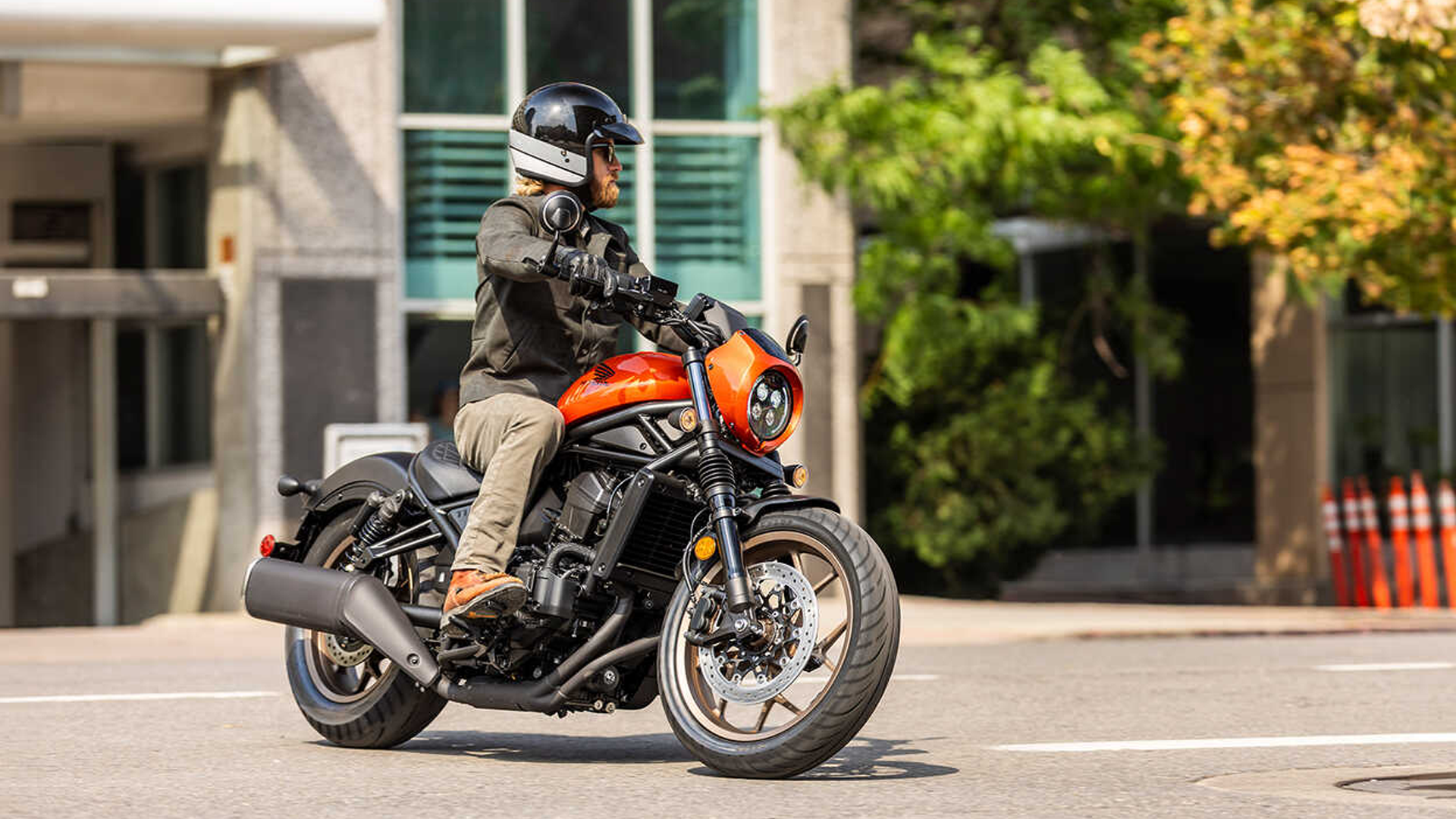 Honda CMX1100 Rebel vue de trois-quarts avant, en mouvement