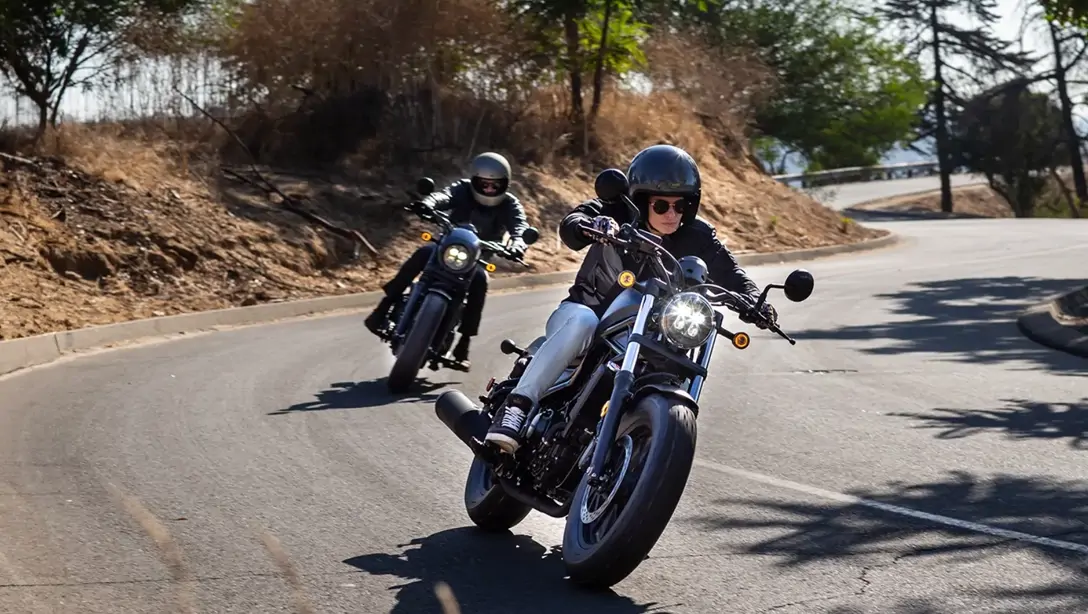 Honda CMX500 Rebel en conduite sur route sinueuse