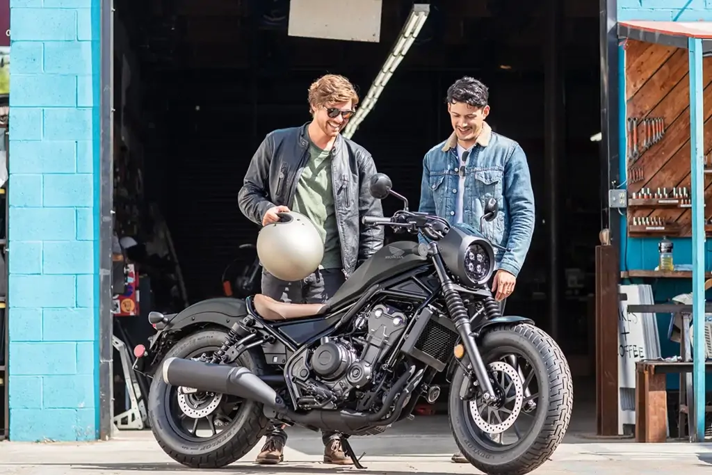 Vue latérale de la Honda CMX500 Rebel sur route