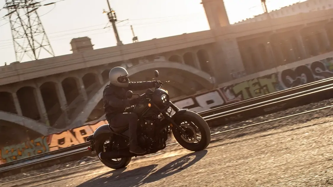 Honda CMX500 Rebel stationnée devant un mur urbain