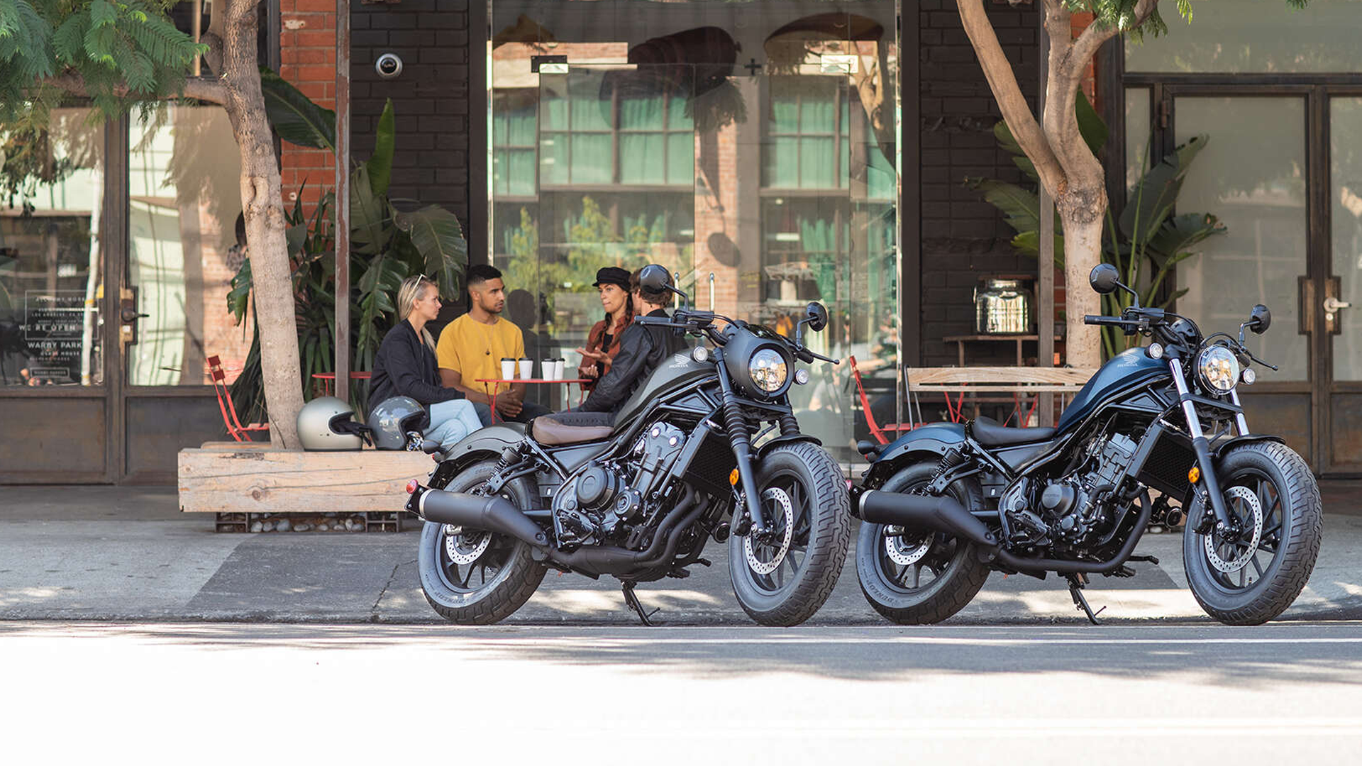 Honda CMX500 Rebel vue de trois-quarts avant, en extérieur