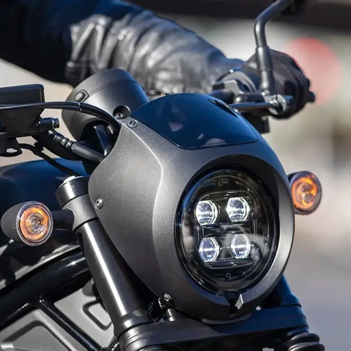 Honda CMX500 Rebel garée en milieu urbain