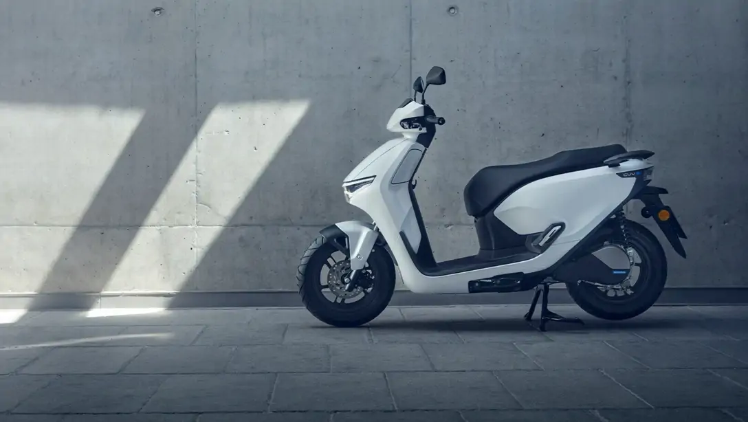 Honda CUV e vu de l’arrière dans un environnement urbain