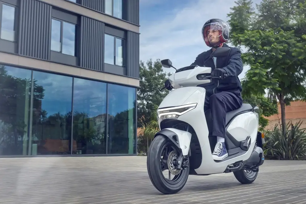 Vue latérale du Honda CUV e en stationnement urbain