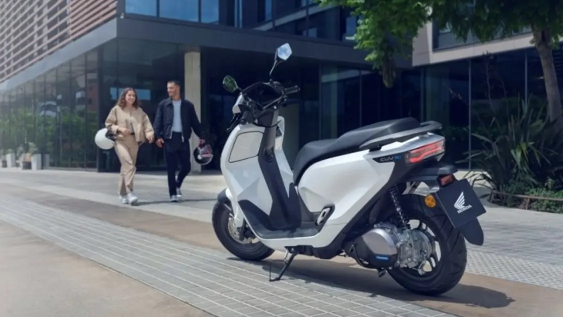 Honda CUV e en circulation sur une avenue citadine