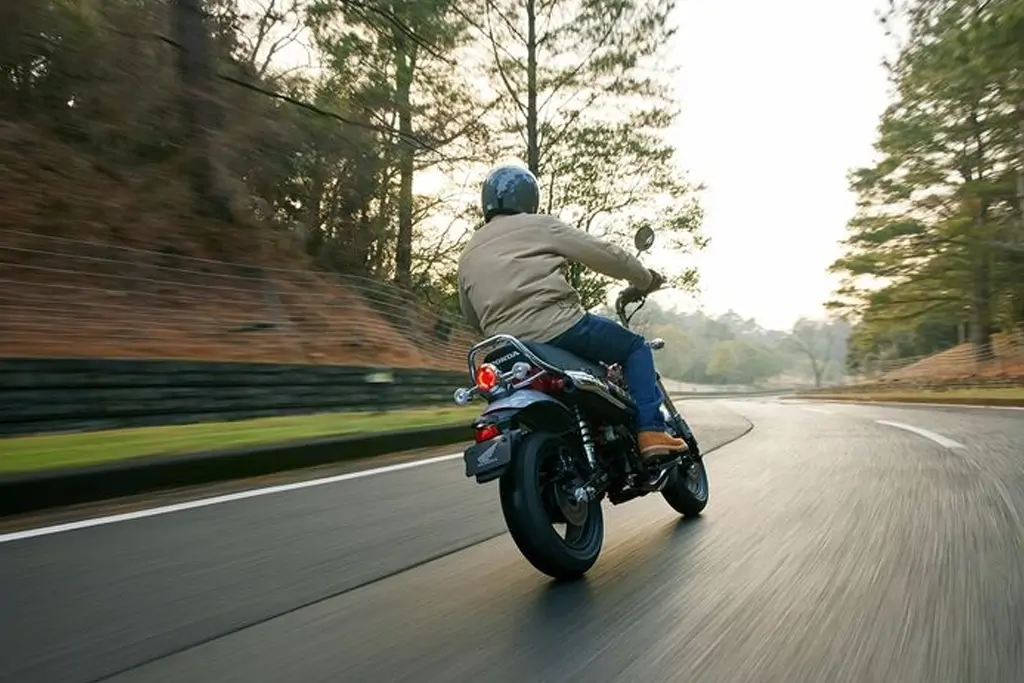 Vue latérale de la Honda DAX 125 sur route