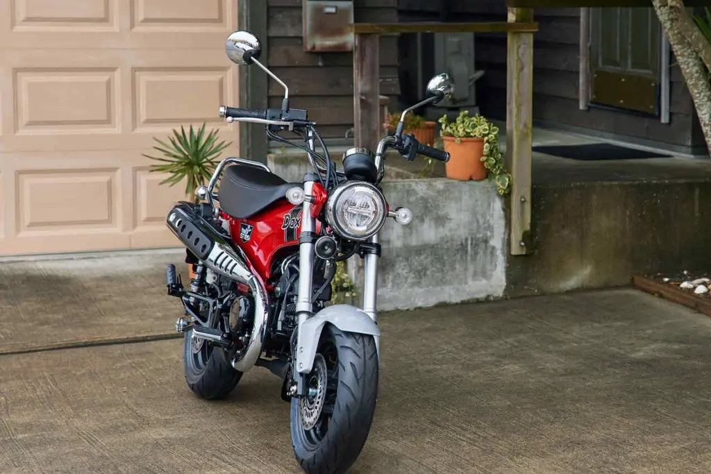 Détail du phare avant de la Honda DAX 125