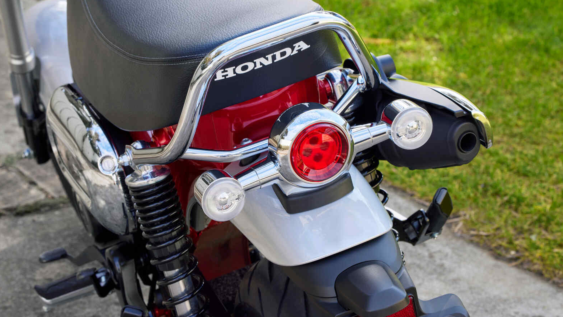 Honda DAX 125 en mouvement sur une route urbaine