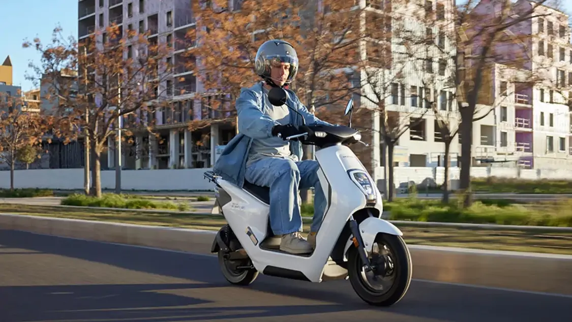 Honda EM1 e en mouvement sur une route citadine