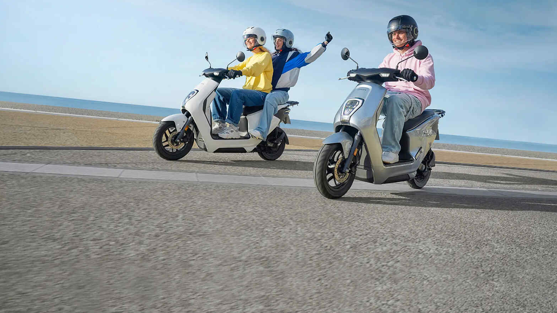 Honda EM1 e garé devant un café en centre-ville