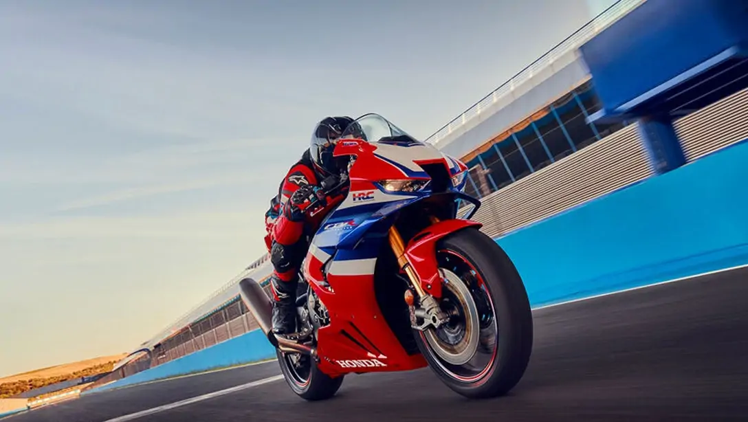 Vue arrière de la Honda Fireblade mettant en avant l’échappement