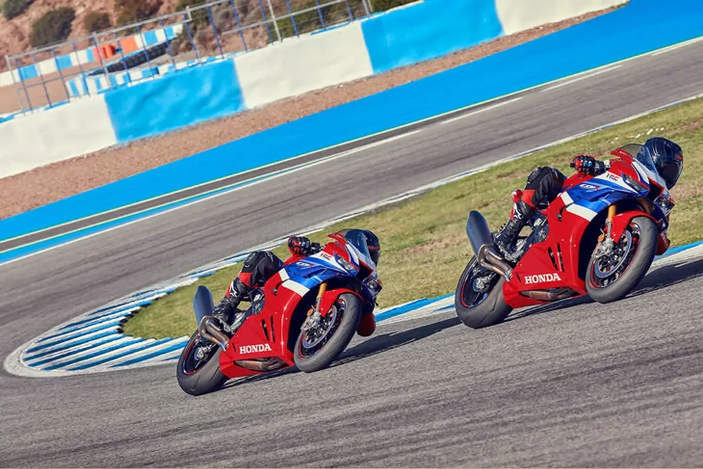 Vue latérale dynamique de la Honda Fireblade sur circuit