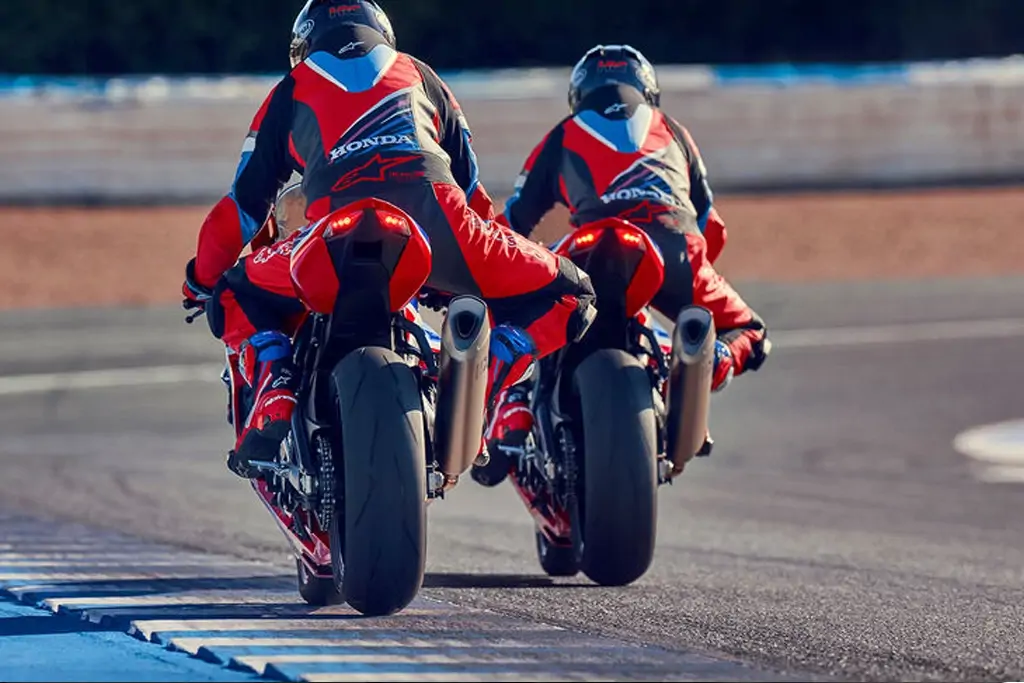 Tableau de bord numérique de la Honda Fireblade en gros plan