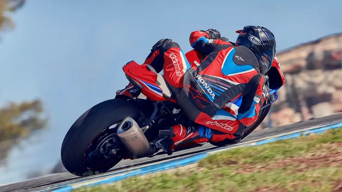 Honda Fireblade en virage sur route sinueuse