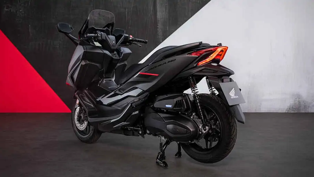 Honda Forza 350 en conduite sur autoroute