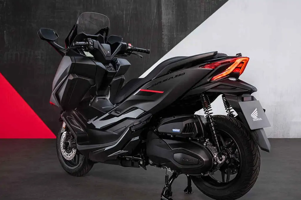 Vue latérale du Honda Forza 350 sur route