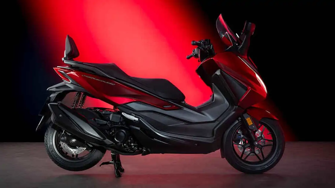 Espace de rangement sous la selle du Honda Forza 350