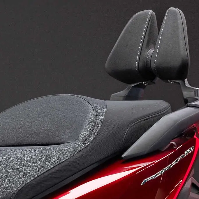 Honda Forza 350 en stationnement urbain