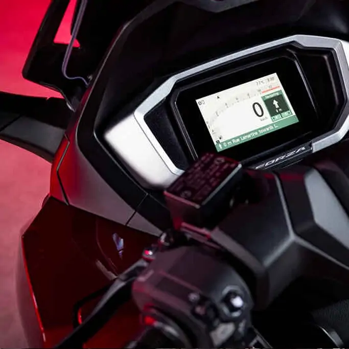 Détail du phare avant du Honda Forza 350