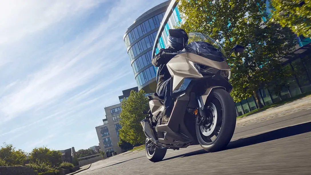 Honda Forza 750 sur route panoramique