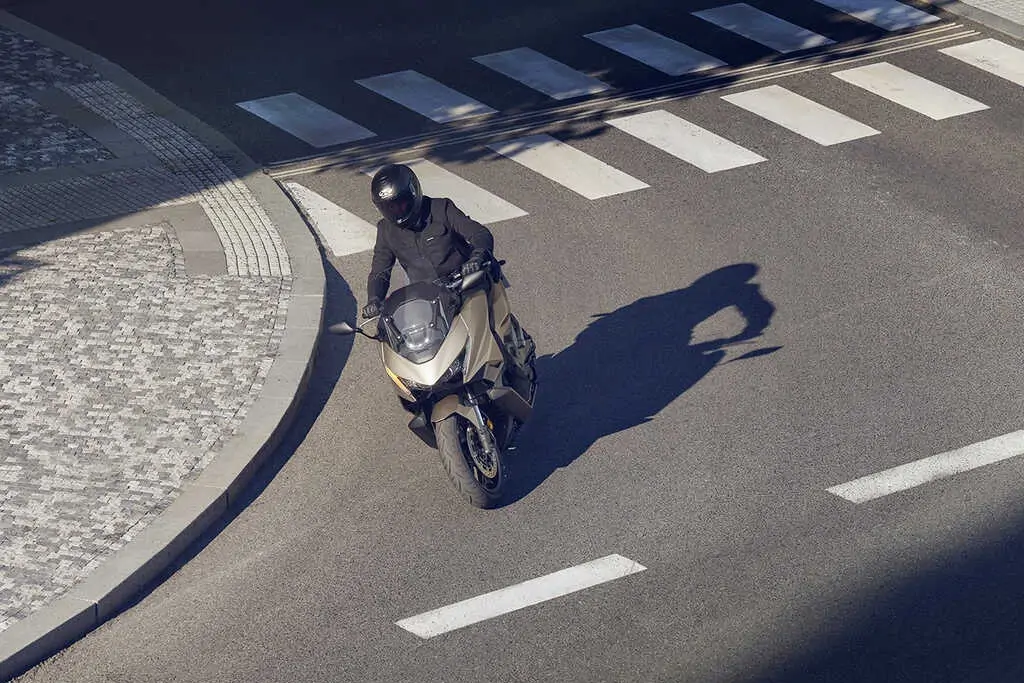 Vue latérale du Honda Forza 750 en stationnement