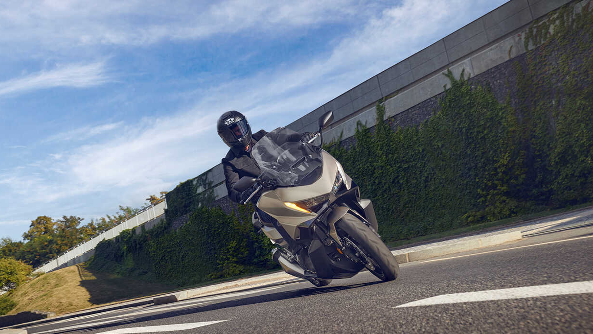 Intérieur du cockpit du Honda Forza 750 avec écran TFT