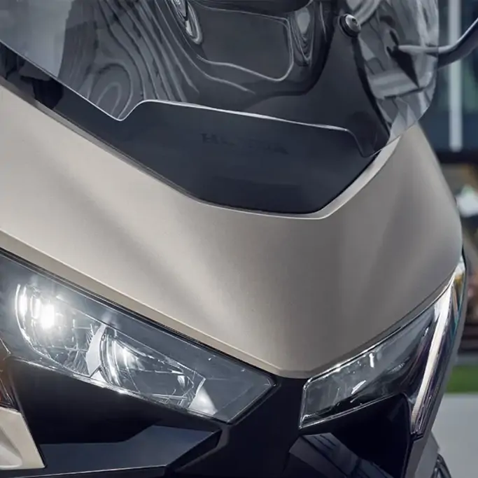 Phare avant LED du Honda Forza 750