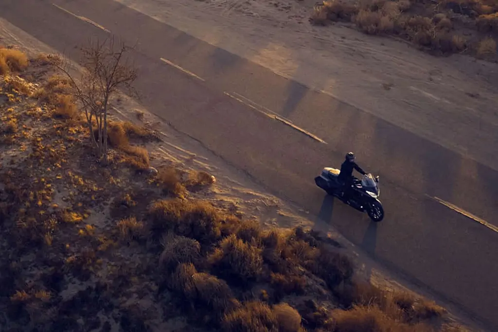 Vue latérale de la Honda Gold Wing DCT sur route