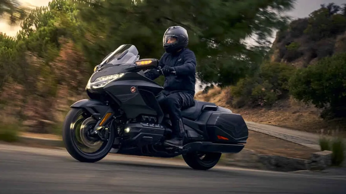 Honda Gold Wing DCT en stationnement avec valises