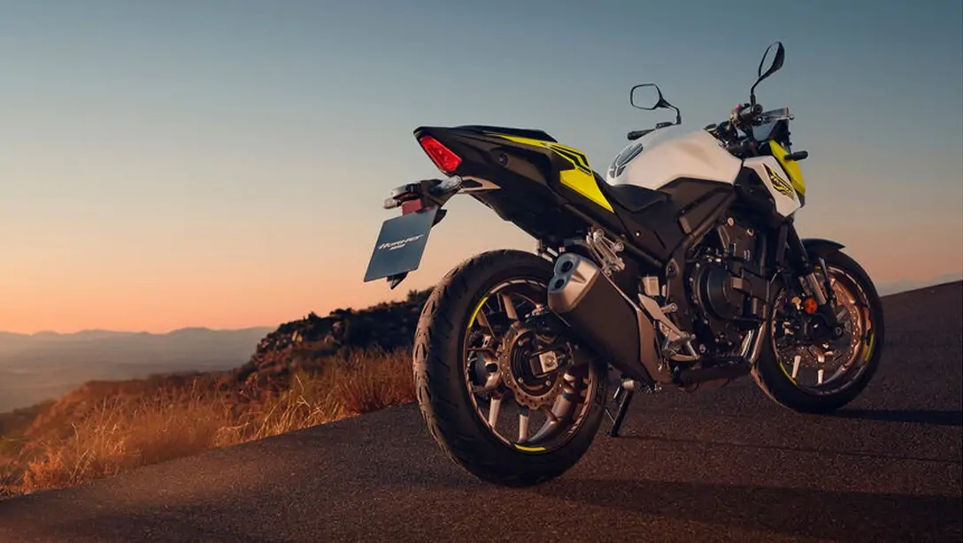 Vue arrière de la Honda Hornet 500 stationnée