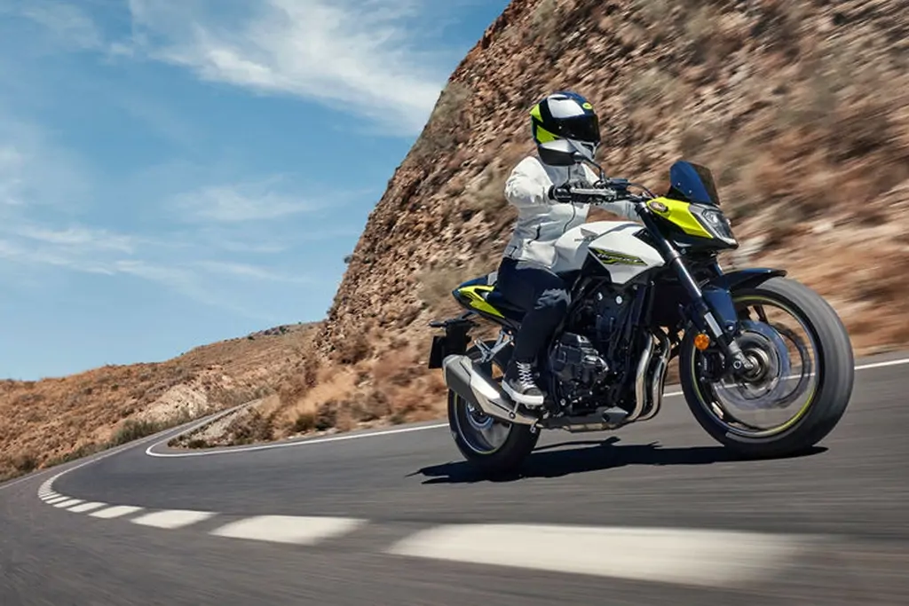 Vue latérale de la Honda Hornet 500 sur route
