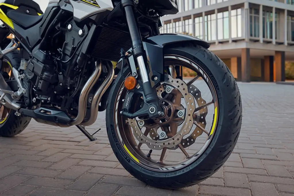 Tableau de bord numérique de la Honda Hornet 500
