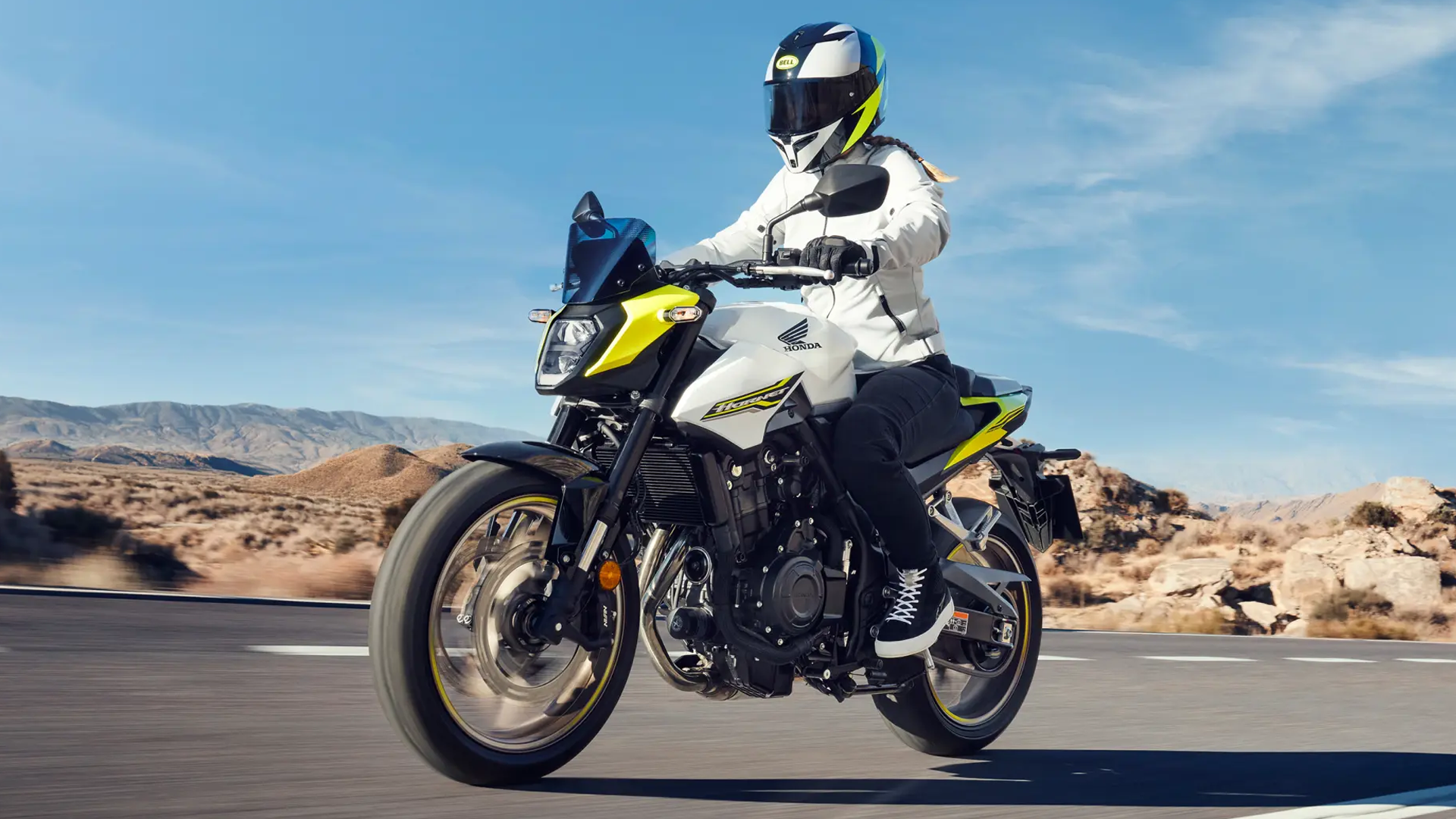 Honda Hornet 500 stationnée devant un paysage urbain