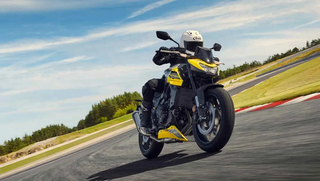 Honda Hornet 750 stationnée en milieu urbain