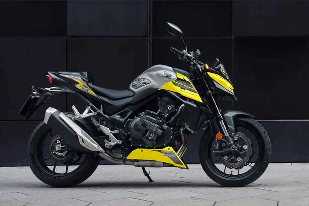 Vue latérale de la Honda Hornet 750 sur route